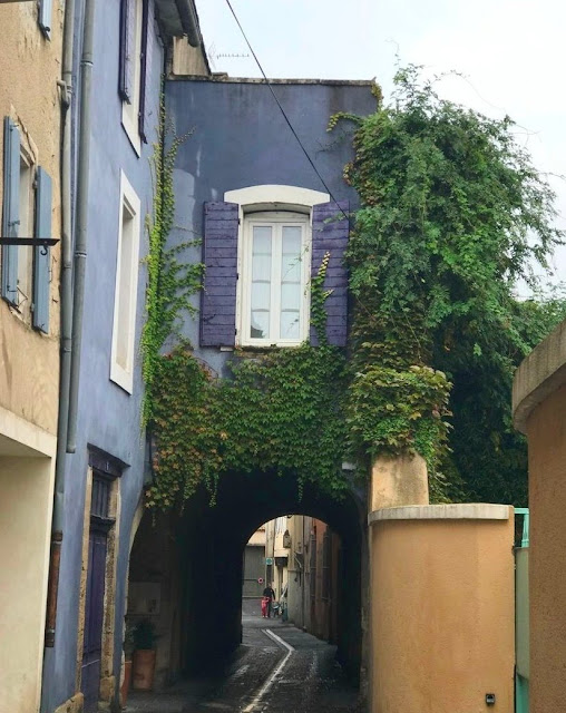 Улицы в Иль-сюр-ла-Сорг, Франция (Streets in Ile-sur-la-Sorgue)
