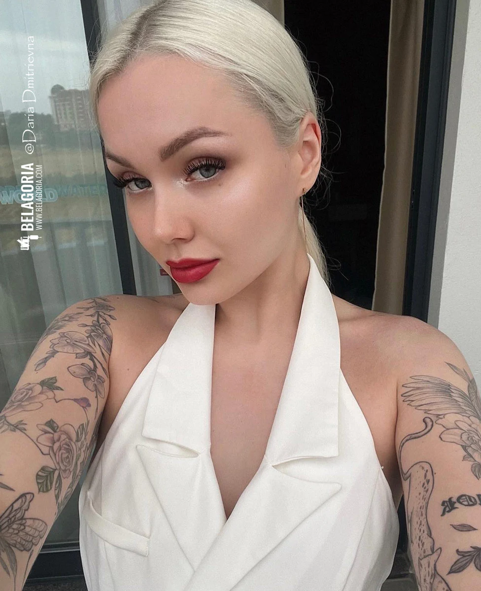 Daria Dmitrievna posa en su estudio de Marbella luciendo tatuajes sexys en sus brazos