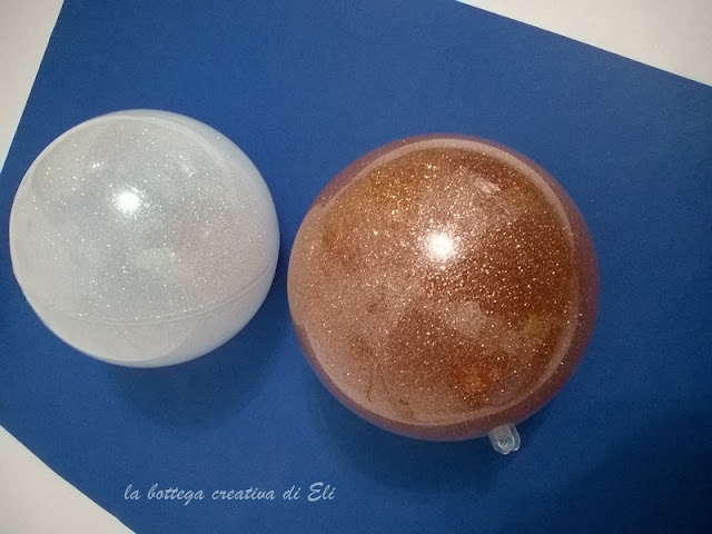 utilizzare-glitter-per-decorare-una-pallina-in-plexiglass