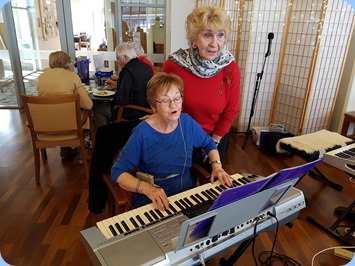 Diane Lyons playing her Yamaha PSR 3000 with Margaret Black adding vocals.