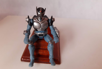 Figura de ação articulada na cabeça, braços e virilha de Kamen Rider dragon Knight azul, em posição de motoqueiro - Bandai  9,5cm de altura R$ 20,00