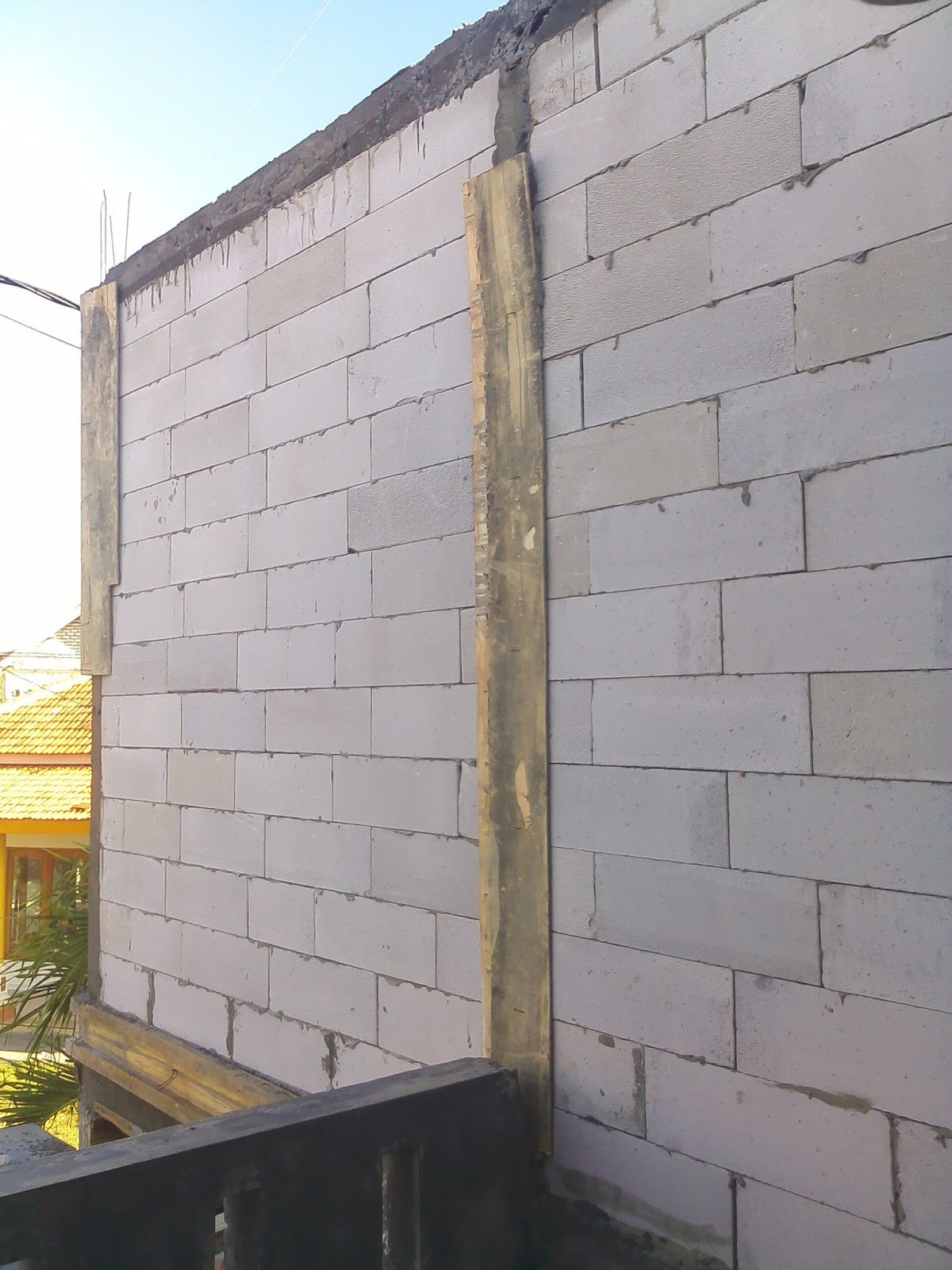 Renovasi Rumah dengan bata ringan dan panel lantai di Puri 
