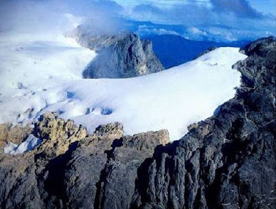  Carstenz adalah puncak tertinggi di Indonesia yang berada di pegunungan Jaya Wijaya dan d Fakta Unik Puncak Jaya / Carstensz