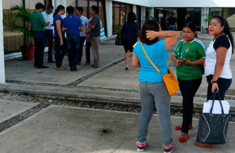 Exigen universitarios pago de becas, miles afectados por proceso electoral  