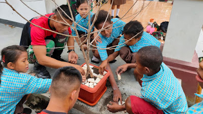 Jelang Natal 2019, Satgas Raider 300 Ajarkan Anak Distrik Arso Membuat Pohon Natal Sederhana