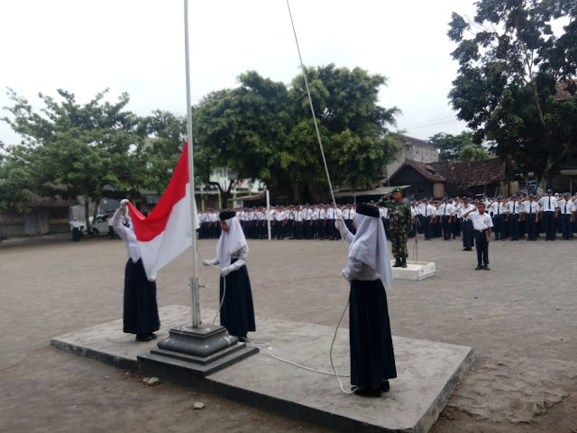 Pupuk Disiplin Siswa Melalui Upacara Bendera