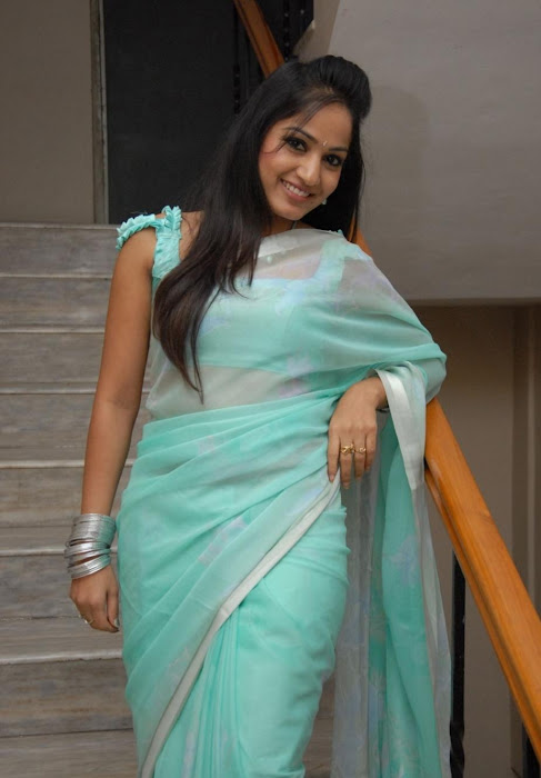 madhavi latha new saree unseen pics