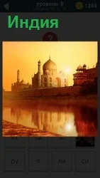 Одно из исторических мест в Индии, где стоит мечеть около протекающего водного канала в свете солнечных лучей
