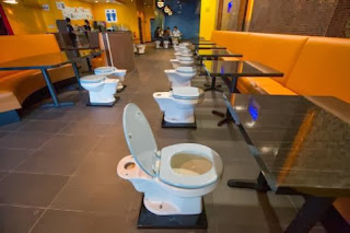 Waduh, Ada Yang Berminat Makan di Kafe Mirip Toilet Seperti Ini?