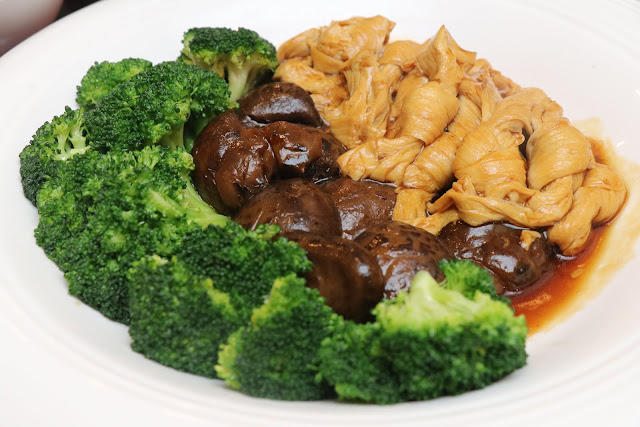 Stewed Beancurd Flower and  Black Mushroom With Broccoli