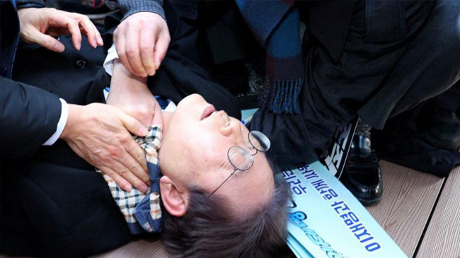 Lee Jae-Myung Tergeletak Setelah Ditikam Saat Konferensi Pers