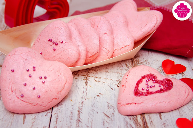 Meringues en forme de cœur et à la poudre de biscuits roses pour la Saint Valentin