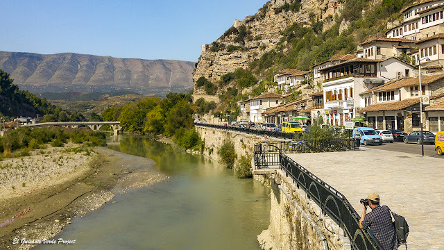 Puente de Gorica y río Osum, Berat - Albania, por El Guisante Verde Project