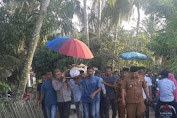 Kesampingkan Jabatan Kapolsek Peureulak Barat Ikut Gotong Jenazah Warganya 