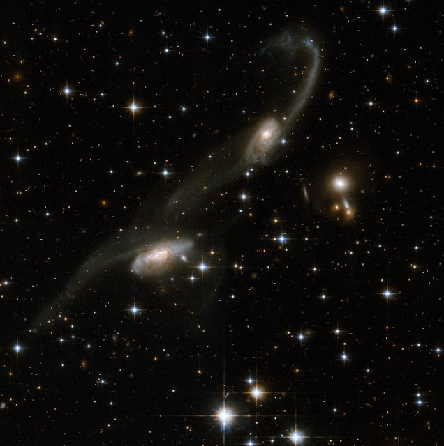 interaksi-dinamis-sepasang-galaksi-oleh-hubble-informasi-astronomi