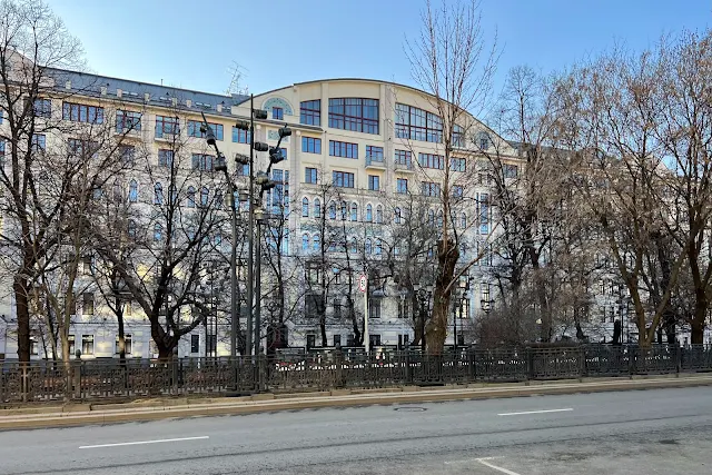 Гоголевский бульвар, жилой комплекс «Русский Модерн» – бывший Дом Иерусалимского Патриаршего подворья (построен в 1905 году; перестроен в 1930-х и 2000-х годах)