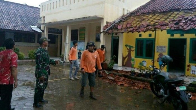 Babinsa Koramil 10/PDT Sigap Bantu Korban Angin Puting Beliung di Namosialang