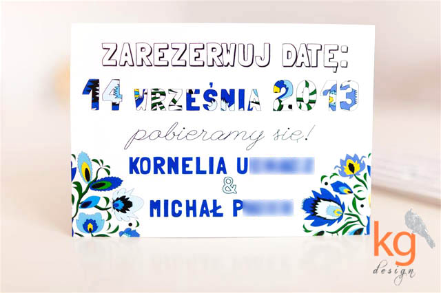 Save The Date - Zarezerwuj Datę, łowicka wycinanka, folk, motyw ludowy, folkowy, kwiaty góralskie, pocztówka, kolorystyka: granatowy, niebieski, chabrowy, omotane sznurkiem lnianym naturalnym, wiązane sznurkiem lnianym kolorowym, STD, styl ludowy, żółty sznurek, pocztówka Save The Date, pojedyncza karta, proste zaproszenie, klasyczne, biała koperta, prostokątne, 10x15cm, motyw przewodni, kolor lazurowy, motyw kwiatowy, kolorowe kwiaty