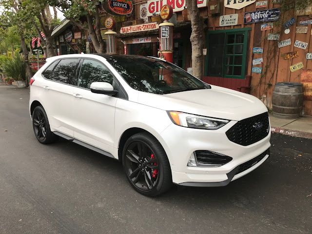 Front 3/4 view of 2019 Ford Edge ST