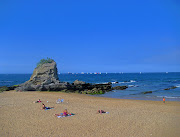 Al otro lado de la playa. (playa del camello en santander )