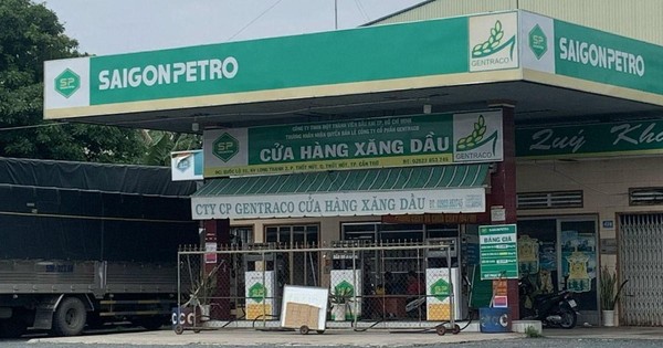 Khó như đi mua xăng: 2km 3 cửa hàng đóng cửa - Ảnh 1.