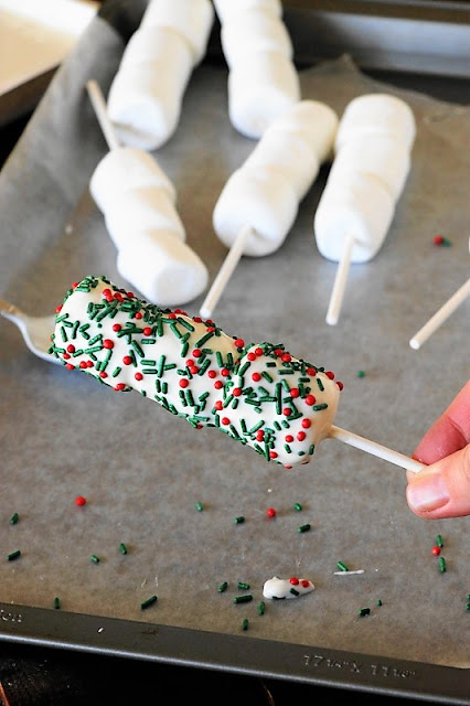 How to Make Christmas White Chocolate Marshmallow Pops photo