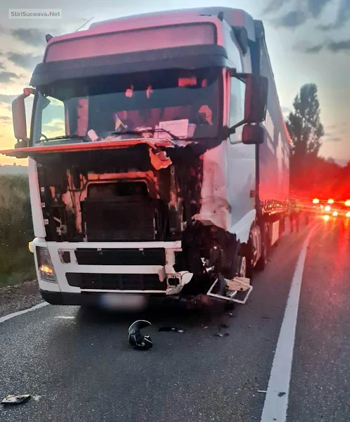 Doi tineri au murit după ce s-au izbit cu motocicleta într-un camion, la Dărmănești