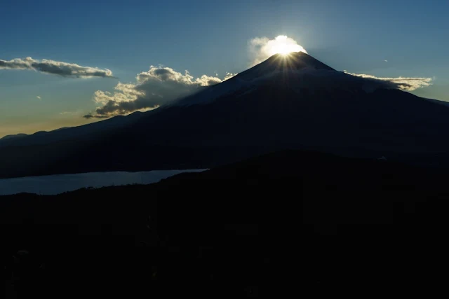 山梨百名山・石割山山頂からのダイヤモンド富士