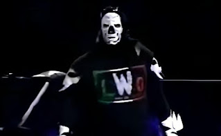 La Parka, con playera de LWO, en WCW.