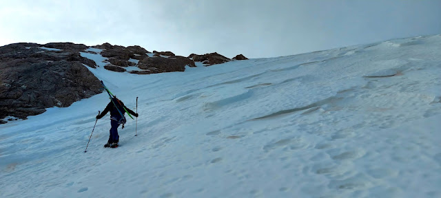 Pickelharte Schneeoberfläche unterhalb der Marmolada. (Foto: Bergführer Konrad Auer, 29.03.2022)