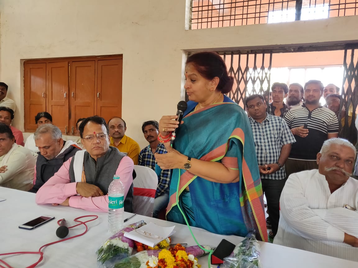 पूर्व मंत्री श्रीमती अर्चना चिटनिस (दीदी) ने आज खंडवा लोकसभा के नगर परिषद मुंदी में प्रधानमंत्री आवास 