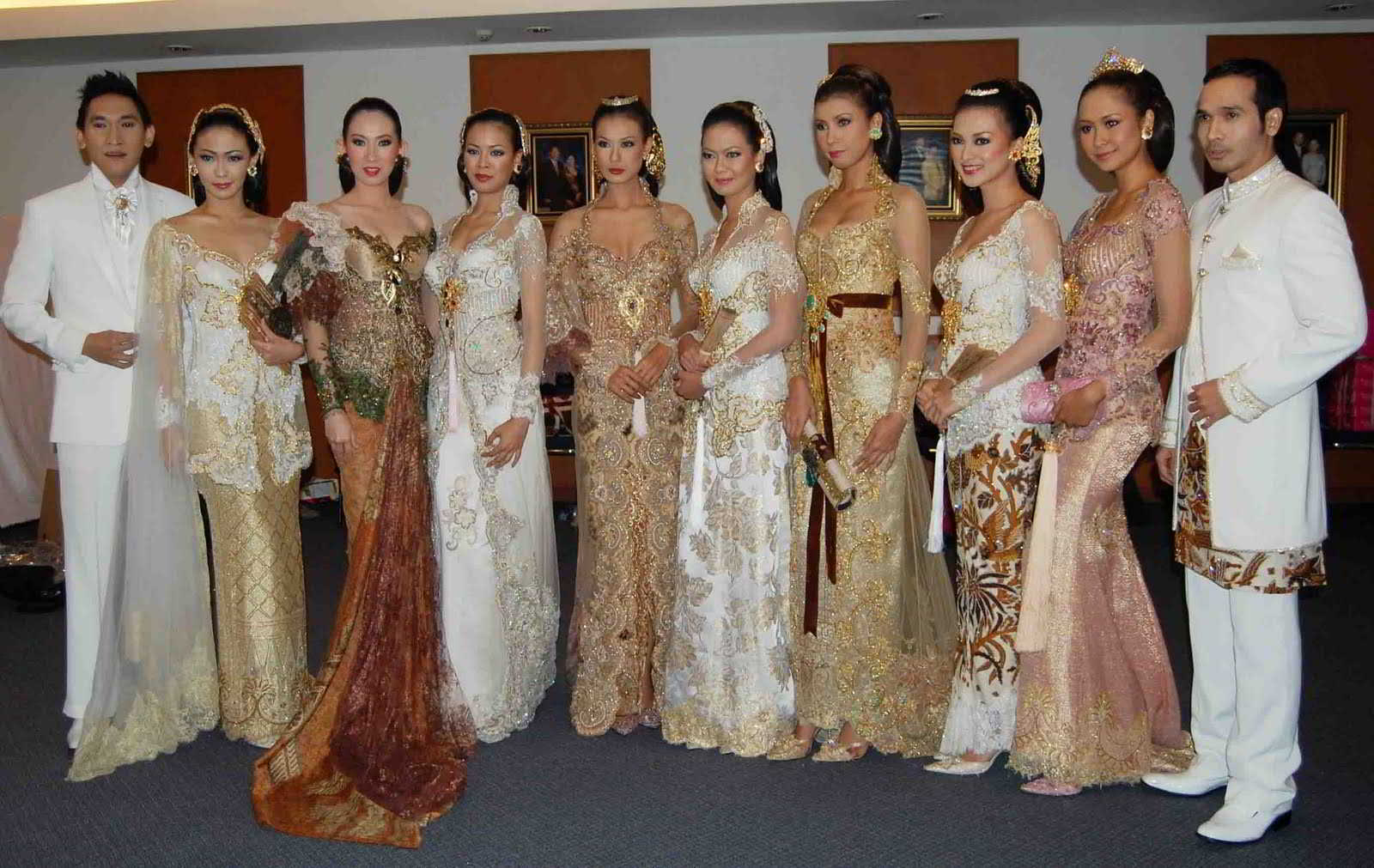 15 Model Kebaya Pengantin By Anne Avantie Terbaik Modern Modis