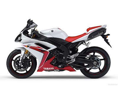 REVIEW MOTOsport Yamaha YZF-R1