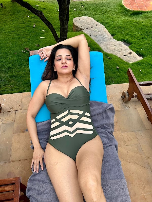 monalisa swimsuit curvy cleavage actress