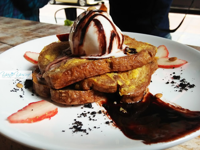 FRENCH TOASD ,  NUTELLA, FRESH STRAWBERRIES , ICE CREAM