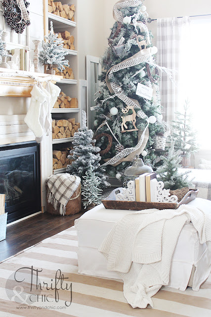 Farmhouse Christmas living room decor and decorating ideas. Christmas tree ideas. Easy Christmas decor. DIY Christmas decor. Christmas mantel ideas. Easy Christmas mantel decor. Christmas mantle ideas.