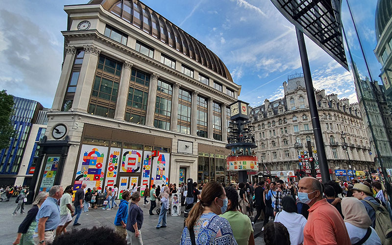 Leiceister Square, loja da Legoland, na fila para a loja do M&M's.