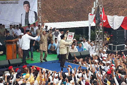 Prabowo Subianto Dapat Hadiah Baliho Berbahan Karung Dari Masyarakat Garut