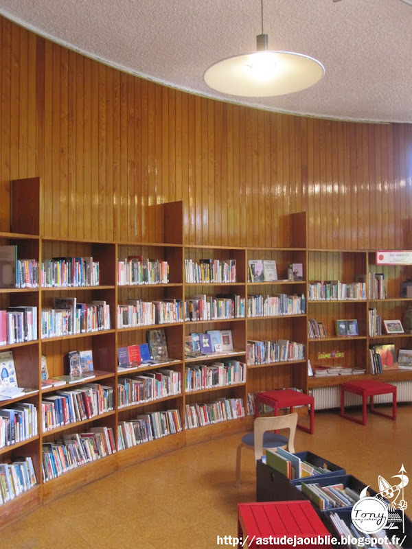 La Petite Bibliothèque Ronde, bibliothèque des enfants de Clamart, anciennement La Joie par les livres.  Cité de la plaine - Clamart.  Architecte: Atelier de Montrouge (Gérard Thurnauer, Jean Renaudie, Jean-Louis Véret et Pierre Riboulet)  Mobilier: Alvar Aalto, Arne Jacobsen  Construction:  1965