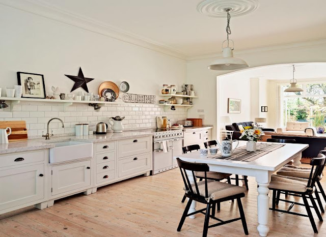 Moderner Landhausstil in der Küche – Design im klaren Schwarz-Weiß
