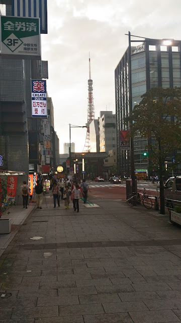 En marchant, je suis arrivé à la tour de Tokyo