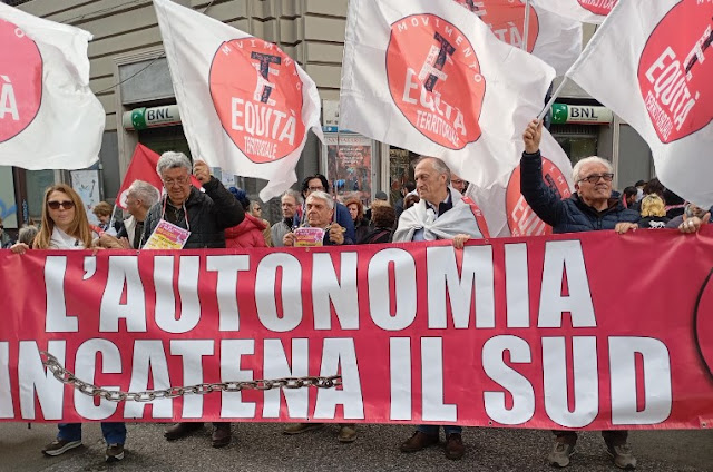 Spezzone del movimento di "Equità Territoriale". Lo striscione recita: L'autnomia incatena il sud.