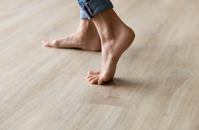 Kelainan flat foot merupakan sebuah kondisi yang mempengaruhi pada kaki manusia. Sehingga kondisi ini akan memberikan efek atau rasa ketidaknyamanan kepada seseorang yang mengalami hal ini. Hal ini bisa terjadi disebabkan oleh beberapa hal yang tentunya akan di bahas dalam artikel ini.  Maka dari itu untuk mengetahui lebih lanjut dalam membaca bahasan dari kelainan flat foot pada kaki manusia, silahkan di simak dan baca dengan yang telah tersaji di bawah ini.     Kelainan Flat Foot Pada Kaki Manusia  Flat foot merupakan sebuah kondisi kelainan pada kaki manusia. Kondisi ini akan sangat mempengaruhi keadaan fisik dari seseorang yang mengalami kondisi ini, hal ini dikarenakan adanya rasa ketidaknyamanan pada kaki manusia yaitu nyeri dan penurunan kekuatan otot. Hal ini bisa terjadi dikarenakan oleh cedera dan sebagainya.  Maka dari itu penting untuk mengetahui dan mengenali dari kondisi ini, agar didalam aktivitas keseharian dapat melakukannya dengan penuh kehati-hatian. Untuk mengetahui lebih lanjut dalam bahasan dari kondisi ini silahkan di simak dan ikuti dengan sebagai berikut ini :  1. Pengertian Flat Foot  Flat foot merupakan suatu keadaan yang elastisitas atau kemampuan kaki atau tapak kaki yang sudah tidak tampak.  2. Etiologi Flat Foot  Etiologi dari kondisi ini adalah sebagai berikut : Orang dengan otot kaki plantar hipertrofi biasa memiliki kaki datar (pejalan kaki seumur hidup).  3. Faktor Risiko Flat Foot  Faktor risiko dari kondisi ini adalah sebagai berikut : Cedera kaki, radang pada pergelangan kaki, proses penuaan Obesitas yang menyebabkan penumpukan lemak pada lengkungan kaki, cedera kaki  4. Manifestasi Klinis Flat Foot  Manifestasi klinis dari kondisi ini adalah sebagai berikut : Nyeri pada kaki dan tungkai, penurunan kekuatan otot   Nah itu dia bahasan dari kelainan flat foot pada kaki manusia, dari bahasan di atas bisa diketahui mengenai pengertian, etiologi, faktor risiko, dan manisfestasi klinis dari kondisi ini. Mungkin hanya itu yang bisa disampaikan di dalam artikel ini, mohon maaf bila terjadi kesalahan dalam penulisan, terimakasih telah membaca artikel ini."God Bless and Protect Us"