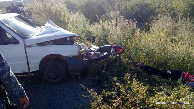 Acidente entre carro e moto deixa uma pessoa morta e outras duas feridas na PE-160