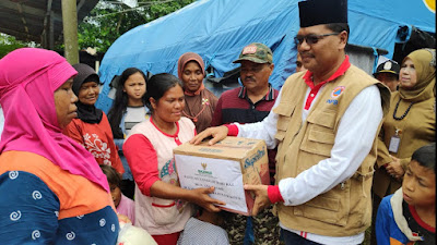 Warga yang Terdampak Banjir di Kabupaten 50 Kota Terima Bantuan Sembako
