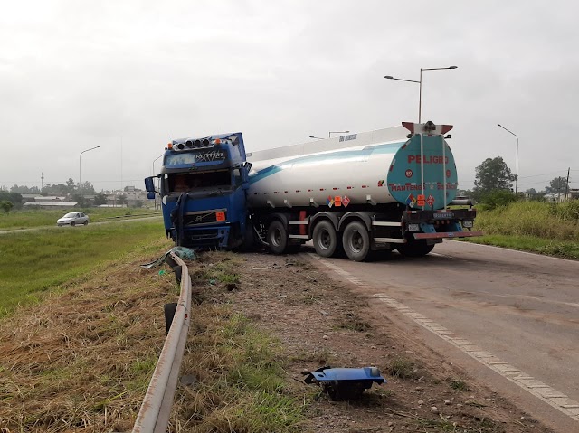 Descarriló un camión de combustible en Ruta 66