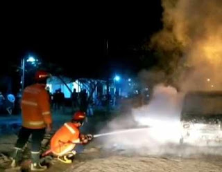 Mobil Carry Ludes Terbakar di Gresik, Pengemudi Terluka