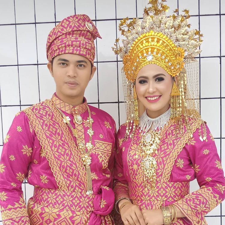  Baju  Kurung Adalah  Pakaian  Adat  Dari  Provinsi  BAJUKU