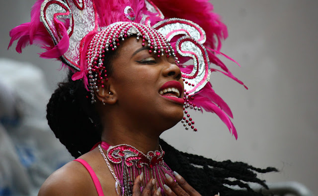 mujer caribena mostrando su orgullo de tu cultura negra