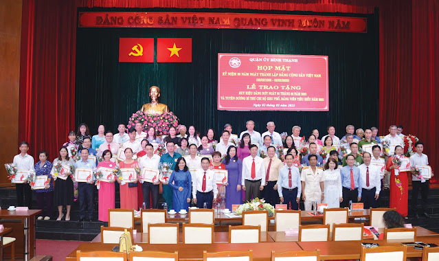 Lãnh đạo quận chụp ảnh lưu niệm cùng các cá nhân được tuyên dương Bí thư chi bộ khu phố và đảng viên tiêu biểu năm 2022. (Ảnh: TX) Lãnh đạo quận chụp ảnh lưu niệm cùng các cá nhân được tuyên dương Bí thư chi bộ khu phố và đảng viên tiêu biểu năm 2022. (Ảnh: TX)